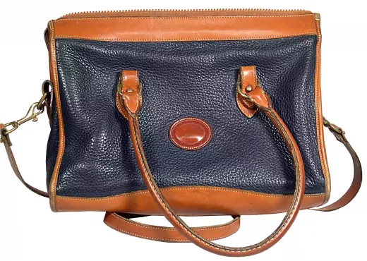 בחינת עיצובים וגדלים שונים של תיקי Crossbody